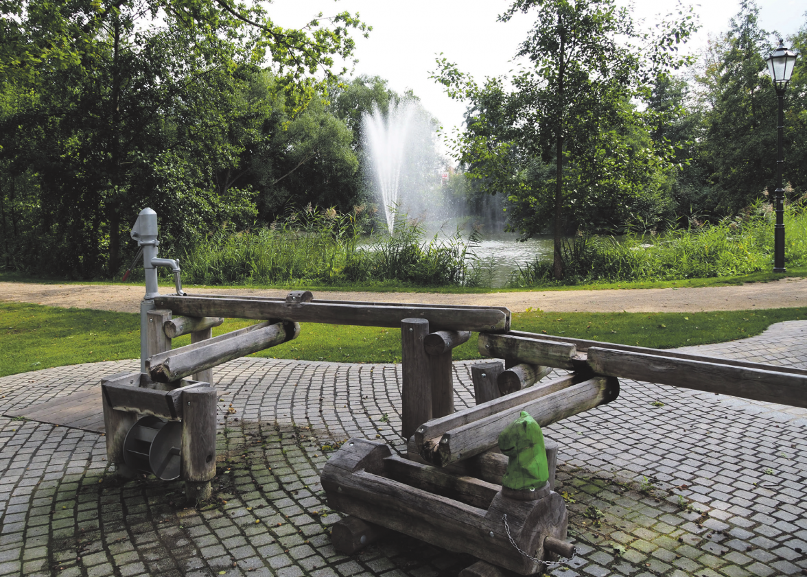 Der liebevoll gestaltete Dorfanger mit Wasserspielplatz lädt zum Verweilen ein.