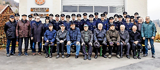 Die Feuerwehr Kauerndorf mit einem Teil der aktiven und Ehrenmitglieder. FOTO: VANESSA HOHLWEG