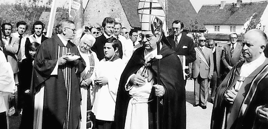 Einweihung von St. Wendelin durch Erzbischof Dr. Josef Schneider (Mitte) am 7. Juni 1976. FOTO: ARCHIV