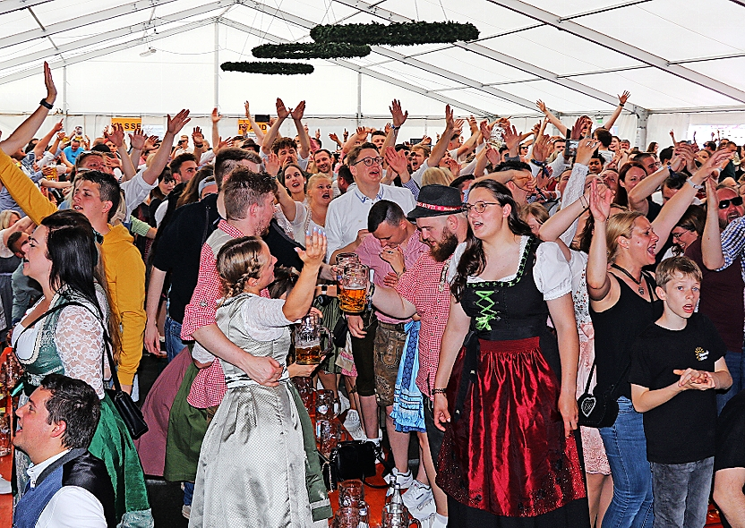 Im Festzelt herrscht jedes Jahr eine ausgelassene Stimmung bei bester Live-Musik.