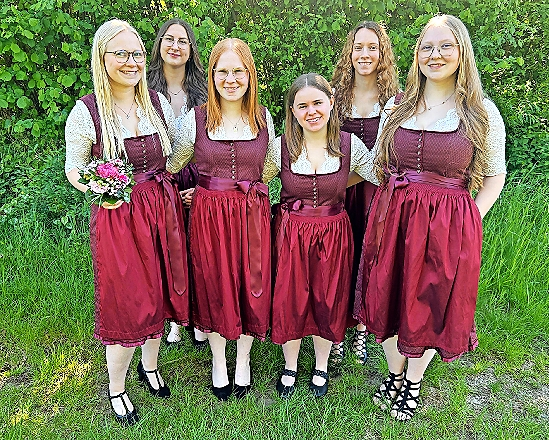 Die Ehrendamen (von links): Hanna Fischer, Ella Müller, Julia Pistor, Anna Schwarz, Kim Ziewis und Leni Fischer.