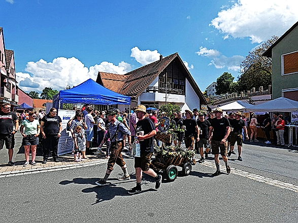 Die Himmelkroner Kerwaburschen beim Festumzug.