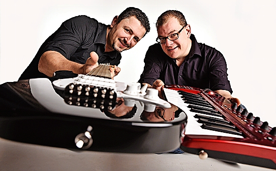 Mit Akkordeon und Gitarre präsentiert der „Zweitakter“ die Klassiker der Rockund Popmusik. FOTO: ZWEITAKTER