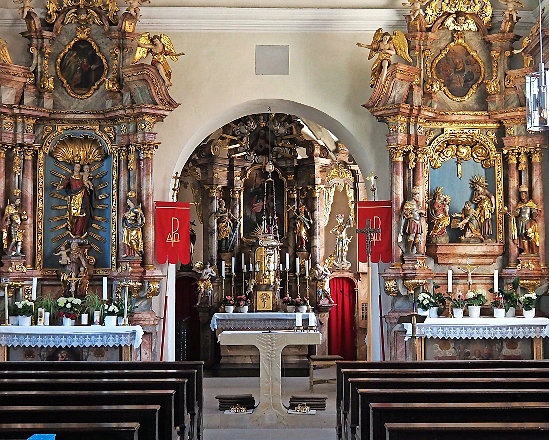Die Ausstattung der Kirche stammt im Wesentlichen aus dem 18. Jahrhundert.