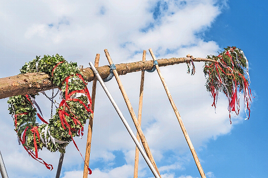 Darf bei einer Kirchweih natürlich nicht fehlen: das Aufstellen des Kirchweih-Baums. FOTO: SCHULZFOTO - STOCK.ADOBE.COM