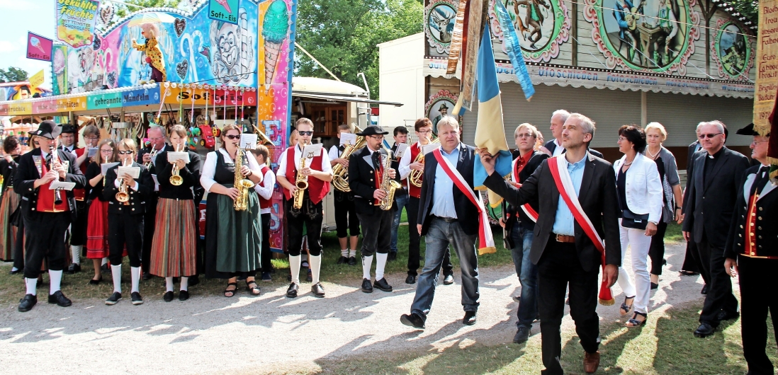 Der Festzug vom Feuerwehrhaus in den Engelgarten findet unter musikalischer Begleitung des Spielmannszugs Höchstadt statt. FOTO: ARCHIV