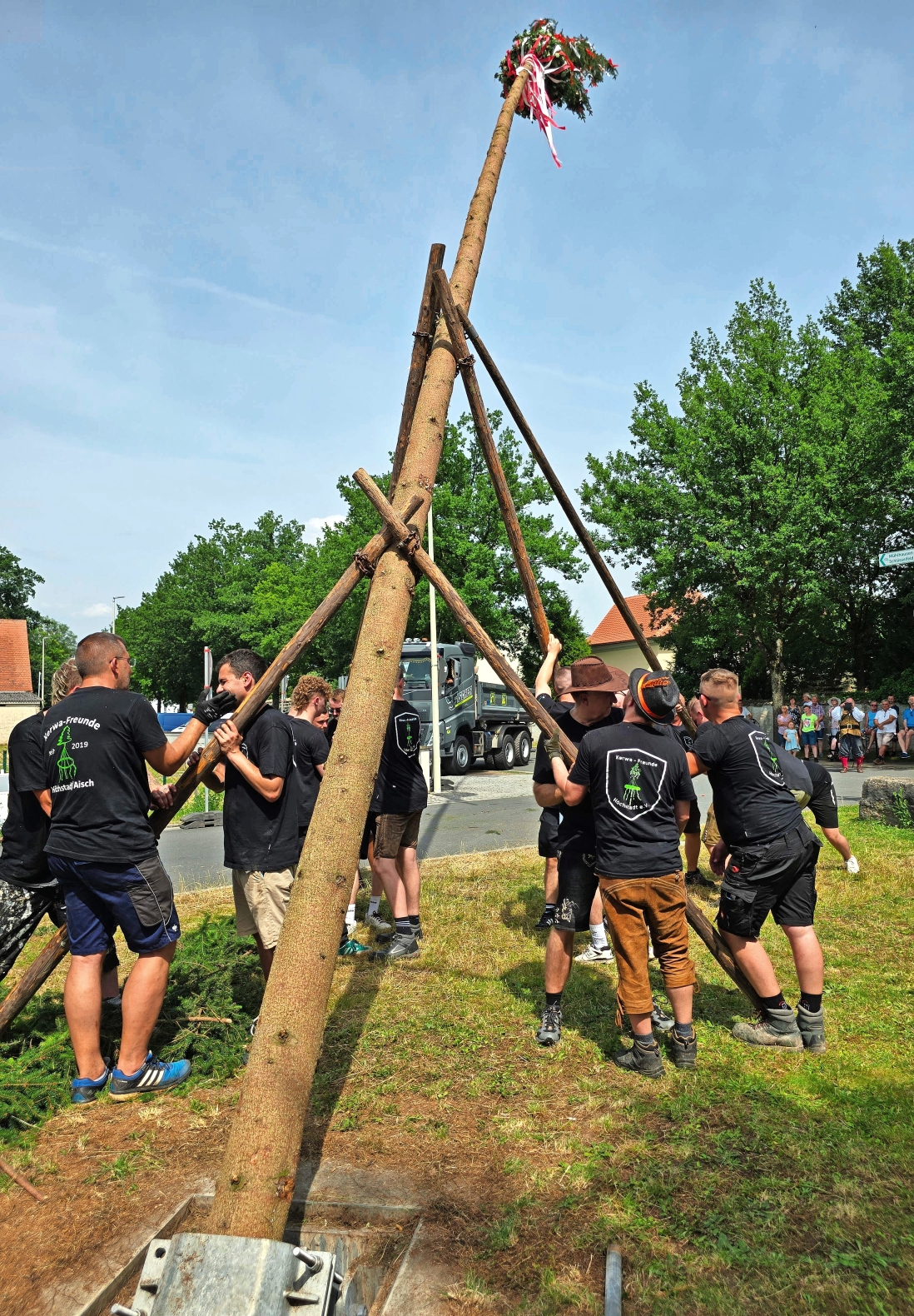 Mit vereinten Kräften ist der Baum bald oben. FOTOS: JOHANNA BLUM