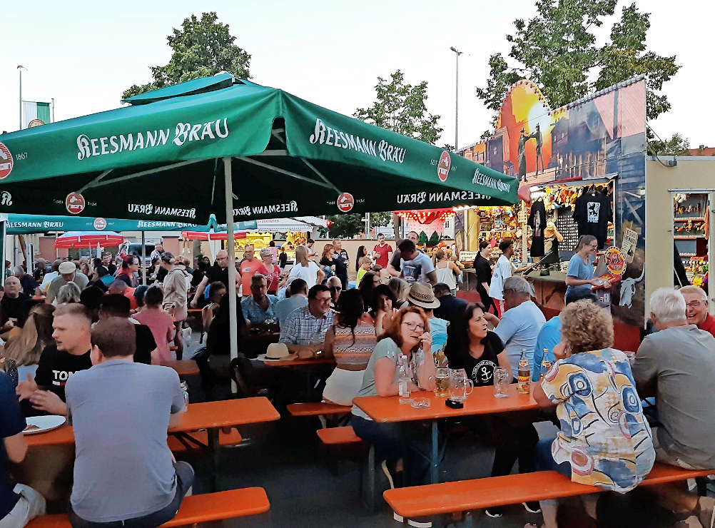 Auf dem Platz vor dem Jagdzeughaus geht es zur Otto-Kerwa gemütlich und gesellig zu.