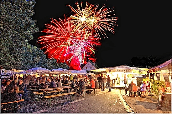 Als besondere Attraktion findet am Samstag um 22.30 Uhr wieder das große Brillantfeuerwerk statt.