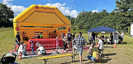 Mit einer großen Hüpfburg ist auch für die Kleinen ein Spaẞprogramm vorbereitet.