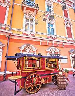 Glühwein und heiße Schokolade finden sich in adventlich geschmückten Wägen. Foto: xbrchx-stock.adobe.com