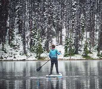 Im Winter mit dem SUP am See: Stille und Ruhe in Einklang mit der Natur. Foto: goodmanphoto stock.adobe.com