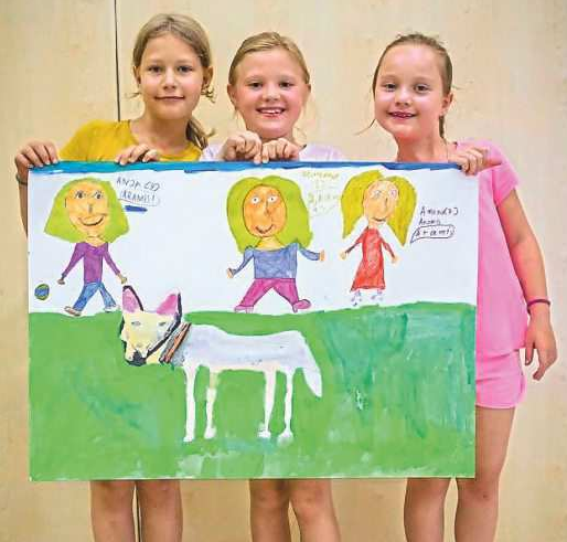 Anja, Florina und Amina mit Gemeinschaftsbild. Fotos: Tiko/Nina Zesar