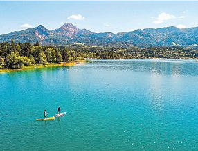 Stand-up-Paddling am Faaker See, und danach die Kulinarik der Region mit Ausblick genießen. Foto: Michael Stabentheiner/Kärnten Werbung
