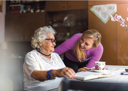 Gegenseitige Unterstützung hat für ältere Menschen eine große Bedeutung. Foto: pikselstock-stock.adobe.com