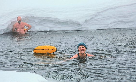 Josef Köberl mit der belgischen Journalistin Lotte Philipsen im Augstsee.Foto: PB