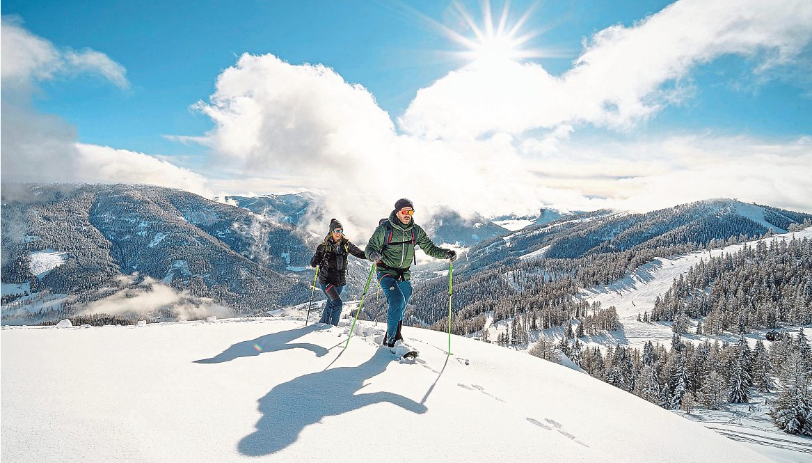 Abseits der Pisten führt eine Schneeschuhwanderung durch die verschneiten Nockberge zu einer stillen Begegnung mit der winterlichen Natur - ein Erlebnis, das Körper und Geist belebt.Foto: Mathias Prägant/MBN Tourismus