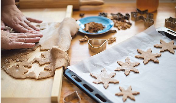 Nach der Bescherung werden das Weihnachtsessen oder mit Liebe gemachte Kekssorten aufgetischt.Foto: Zdenka - stock.adobe.com