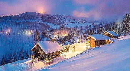 Der Katschberger Adventweg verführt romantisch mit Laternen in eine verschneite Winterwelt. Foto: Michael Stabentheiner