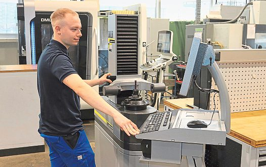 Als Metalltechniker bist du Profi, wenn es um das Thema Metall geht. Hier macht dir niemand etwas vor. Modernste Maschinen gehören zum Berufsalltag.