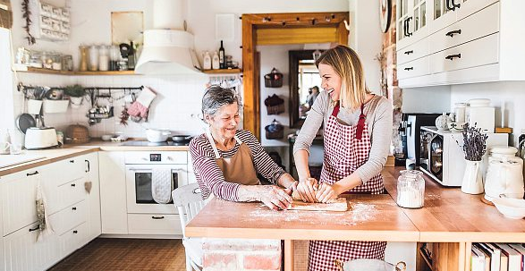 Unter einem Dach leben, sich gegenseitig unterstützen und gemeinsam den Alltag genießen - Mehrgenerationenwohnen verbindet und bereichert das Familienleben. Foto: Halfpoint-stock.adobe.com