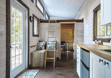 Kompakt, gemütlich und durchdacht: Ein Tiny House zeigt, wie minimaler Raum maximal genutzt wird - ein modernes Wohnkonzept mit Potenzial (rechts). Foto: ppa5-stock.adobe.com