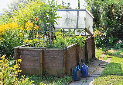 Ob beim Bepflanzen, Gießen oder einfach beim Relaxen - der Garten ist ein Ort, an dem man die Verbindung zur Natur spüren kann. Foto: fotoknips-stock.adobe.com