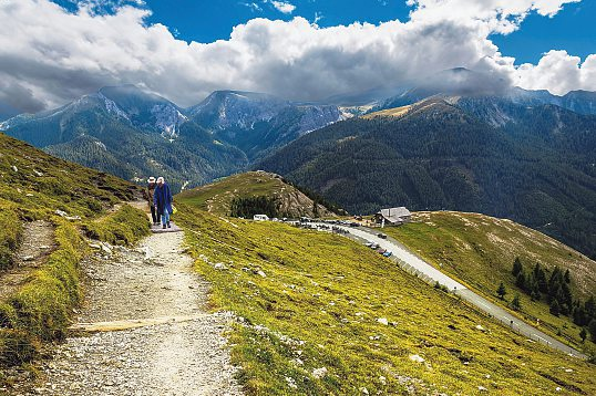 Sanft geschwungene Gipfel, blühende Almwiesen und weite Blicke bis zum Horizont - der Biosphärenpark Nockberge zeigt eine stille, eindrucksvolle Seite der Alpen.