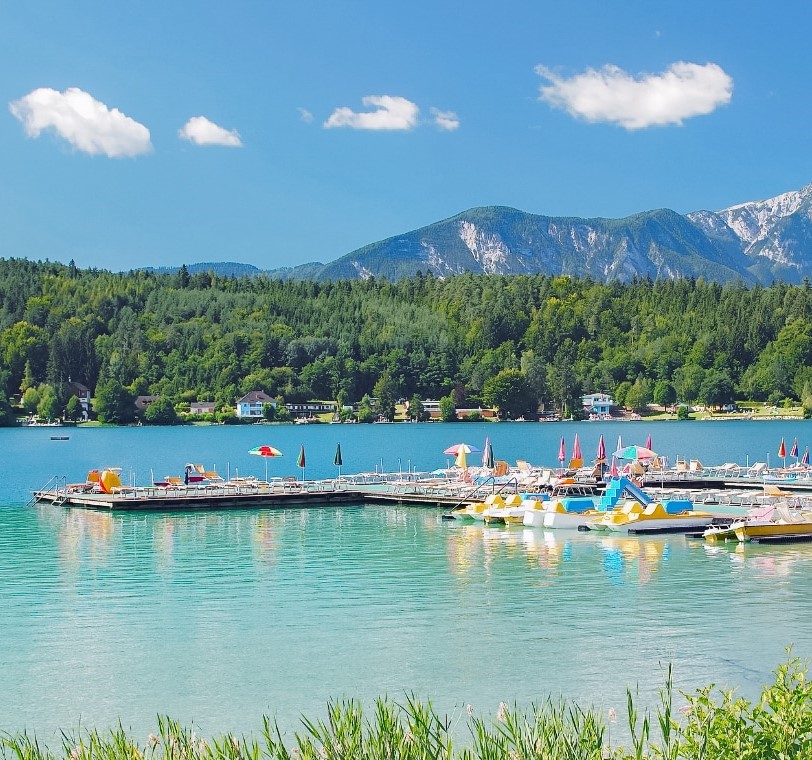 Der Klopeiner See zählt zu den wärmsten Badeseen Europas - und lockt mit flachen Ufern, Tretbooten und Karawankenblick. Foto: travelpeter-stock.adobe.com