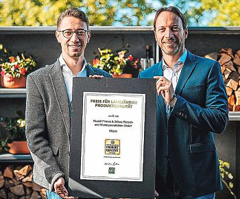Christoph und Kurt Frierss mit dem „DLG-Preis für langjährige Produktqualität“. Foto: Frierss