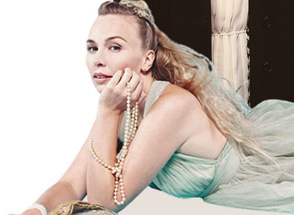 Die französisch-dänische Sopranistin Elsa Dreisig vertieft sich intensiv in ihre Rollen.