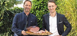 Kurt und Christoph Frierss mit „vergoldetem" Zirbenrauchschinken. Foto: GERNOT GLEISS