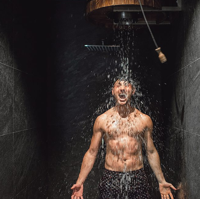 Heiße Hitze, eiskalte Erfrischung: Erst schwitzen beim Aufguss in der Sauna, dann abkühlen unter der kalten Dusche - der Wechsel macht das Schwitzritual so gesund.