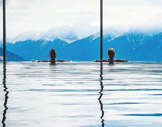 Wärme, Wasser, Wohlgefühl: In der Sauna und im Thermalbecken tanken Körper und Geist neue Energie.  Foto: mmphoto-stock.adobe.com