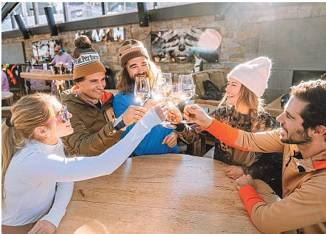 Eine Hütteneinkehr mit Kulinarik und geselligem Beisammensein gehört zu einem erlebnisreichen Skitag einfach dazu.