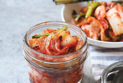 Wer im Herbst Kraut, Karotten und Co. einlegt, sorgt nicht nur für Genuss im Winter, sondern auch für Gesundheit im Glas. Foto: vm2002 - stock.adobe.com