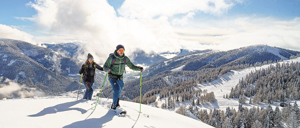 Das Wandern mit Schneeschuhen eröffnet stille Einblicke in die Nockberge. Foto: Mathias Prägant.