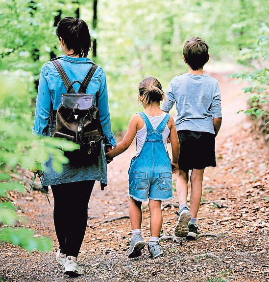 Kinder, die regelmäßig draußen sind, haben eine bessere Konzentrationsfähigkeit und sind auch viel ausgeglichener.