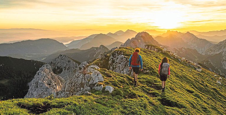 Unterwegs in den Karawanken: Wanderwege führen zu aussichtsreichen Gipfeln. Foto: Franz Gerdl