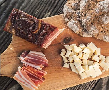 Ein echter Jausenklassiker in Kärnten: Speck, Käse und frisches Bauernbrot. Foto: rene gamper-stock.adobe.com