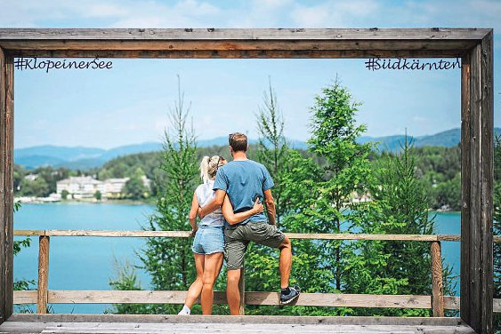 Paare genießen hier entspannte Tage an der Promenade<br/>Foto: Suedkaernten