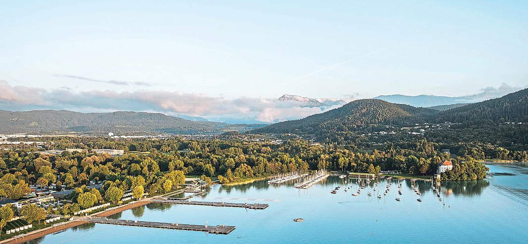 Die WörtherseeOstbucht (links) und das kärnten. museum (rechts.) Foto: Thomas Sattler