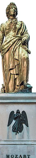 Mozart wacht über den Mozartplatz in Bronze, auf einem Sockel aus Untersberger Marmor. Foto: TSG Tourismus Salzburg GmbH.