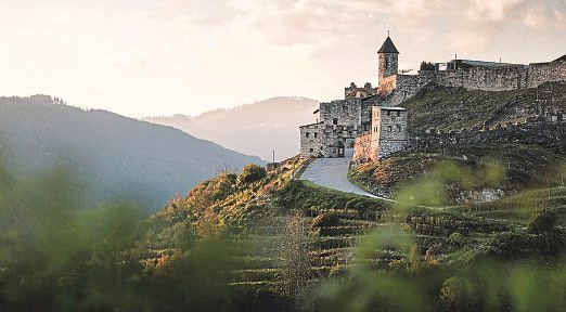 Ob Adlerarena oder Affenberg-Freizeitspaß auf der Burg Landskron ist auch im Herbst garantiert. Foto: Daniel Wiedernig