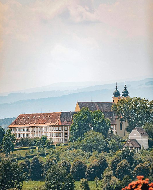 Im Herzen der Steiermark thront das Schloss Stainz über sanften Hängen. <span id="i410y">Foto: Schilcherland Steiermark | Lupi Spuma</span>
