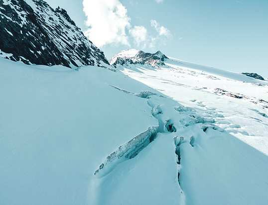 Versteckt unter der Schneedecke liegen die Gletscherspalten.<br/>Foto: Aerial & Landscapes-stock.adobe.com