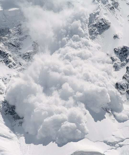Lawinen und Schneebretter haben oft verheerende Folgen für Sportler. <br/>Foto: Maygutyak-stock.adobe.com