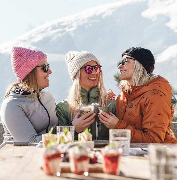 Endlos lange Pisten, staubender Tiefschnee und atemberaubende Panoramen zaubern jedem Wintersport-Fan ein Lächeln ins Gesicht.