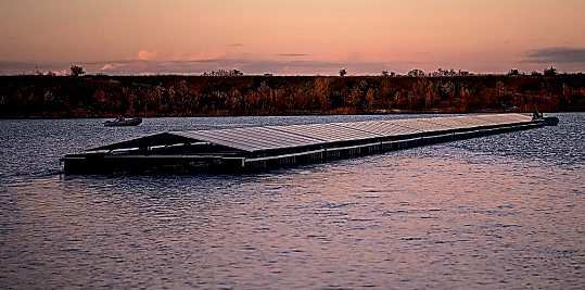 Eine schwimmende Unterkonstruktion <br/>hält die PV-Paneele über Wasser.