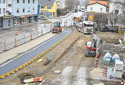 Die Bauarbeiten am Hauptplatz biegen langsam in die Zielgerade. Lichtinstallationen verleihen dem neuen Park ein besonderes Ambiente. Foto: Evelyn Hronek